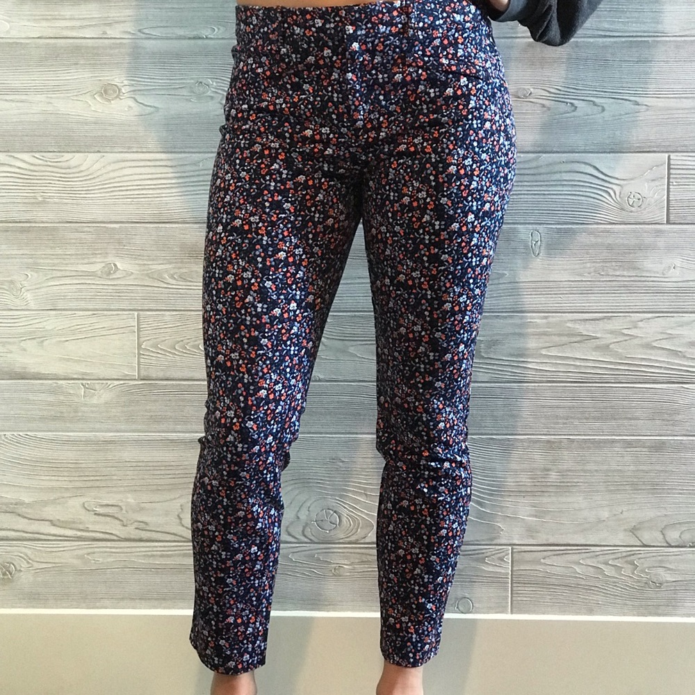 GAP for good. Navy with floral print. NWOT. Sze 6R